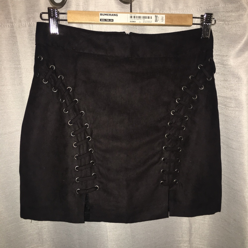 Black mini skirt - Picture 2 of 4